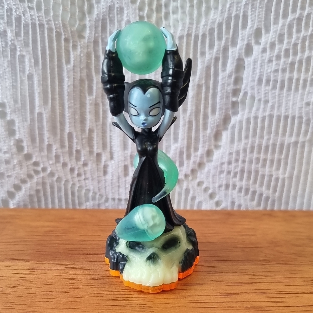 Skylander Giants Video Game Female Figure: SPYRO HEX WITCH WIZARD Orange Base